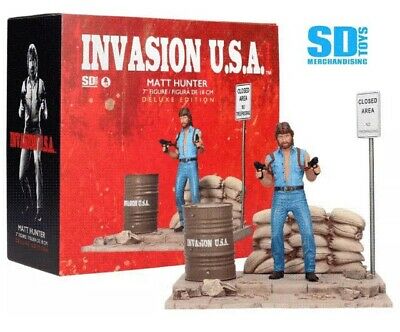 Diamond Select Matt Hunter Invasion U.S.A. PVC Diorama Deluxe Figure 18cm