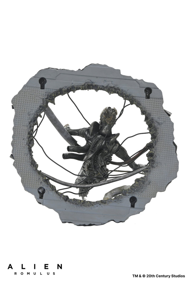 Alien: Romulus Suspended Lab Xenomorph XX121 Deluxe 7" Scale Action Figure (Pre-Order August 2025)