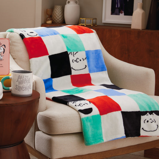 PEANUTS™ Gang & SNOOPY Checkered Blanket