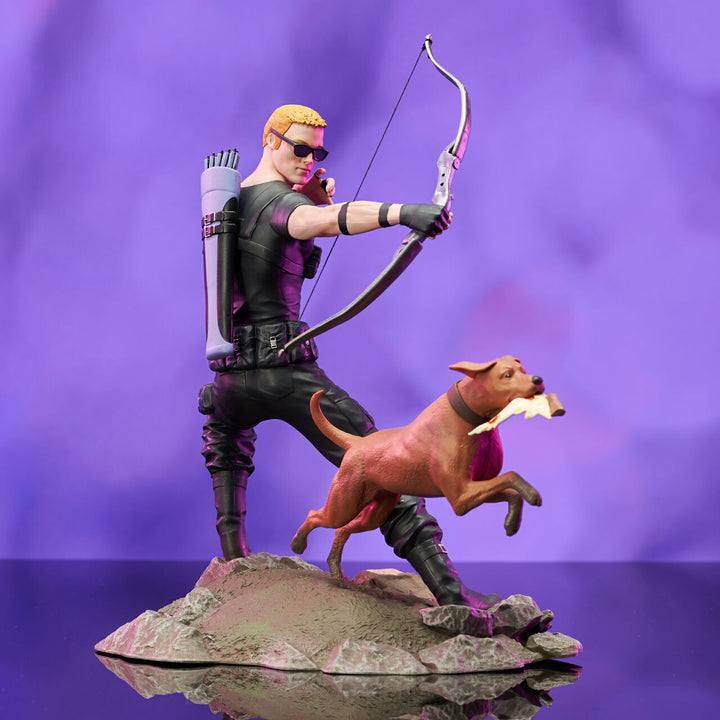 Marvel Diamond Select Comic Gallery PVC Statue Hawkeye with Pizza Dog, Infinity Collectables