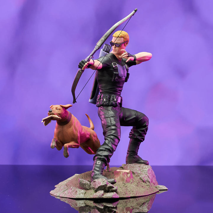 Marvel Diamond Select Comic Gallery PVC Statue Hawkeye with Pizza Dog, Infinity Collectables