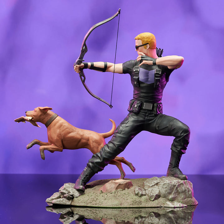 Marvel Diamond Select Comic Gallery PVC Statue Hawkeye with Pizza Dog, Infinity Collectables