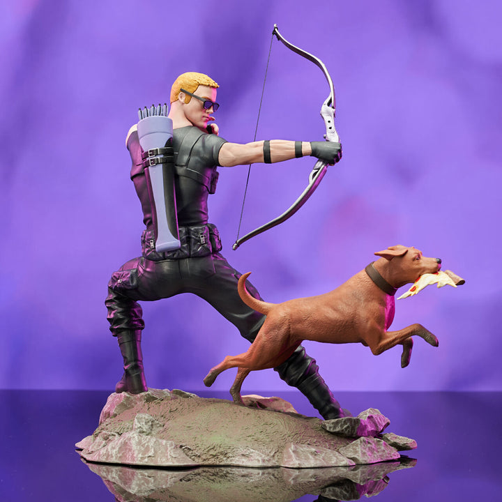 Marvel Diamond Select Comic Gallery PVC Statue Hawkeye with Pizza Dog, Infinity Collectables