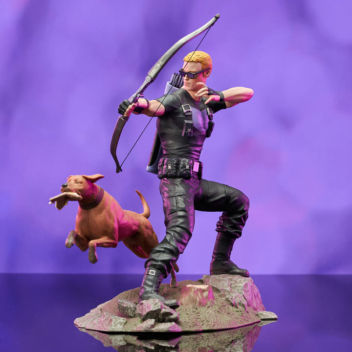 Marvel Diamond Select Comic Gallery PVC Statue Hawkeye with Pizza Dog, Infinity Collectables