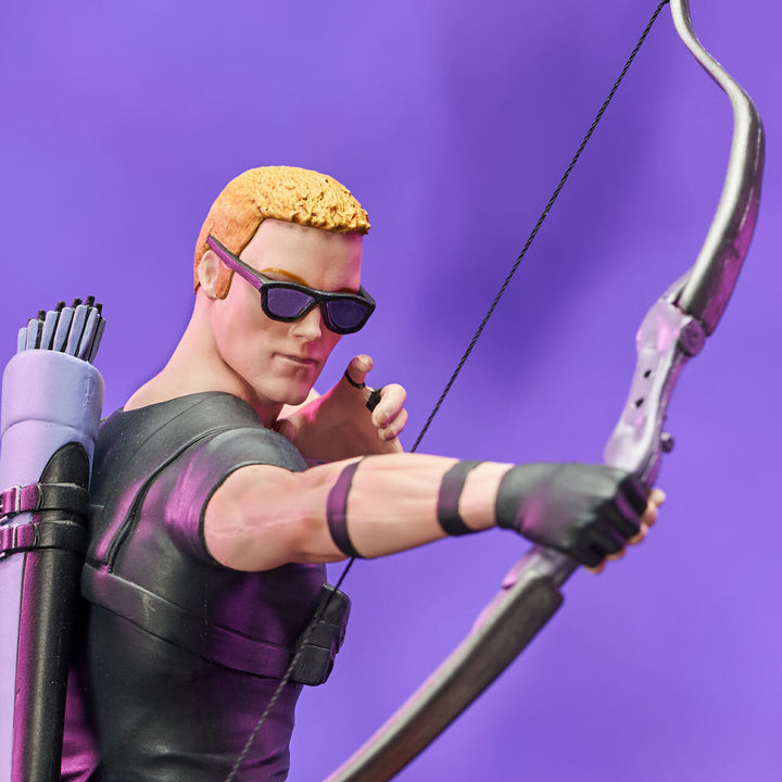 Marvel Diamond Select Comic Gallery PVC Statue Hawkeye with Pizza Dog, Infinity Collectables