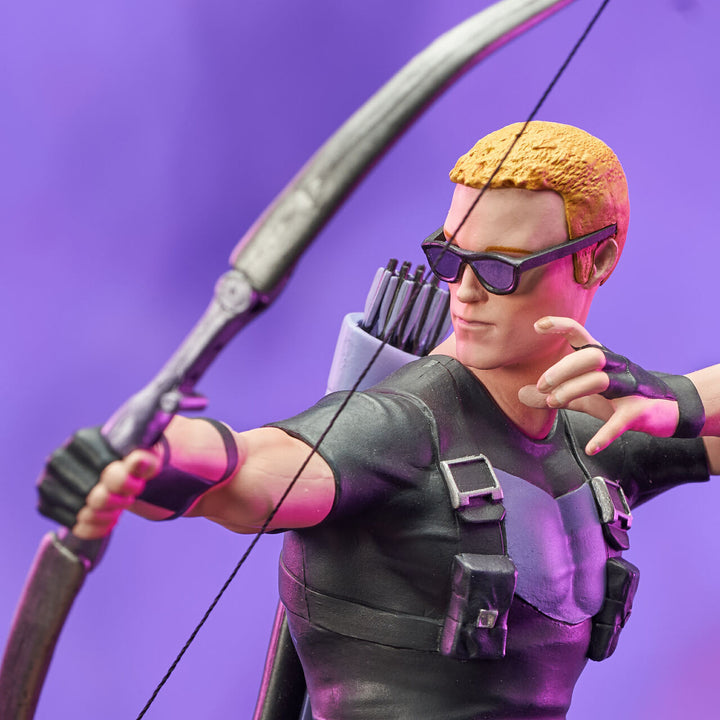 Marvel Diamond Select Comic Gallery PVC Statue Hawkeye with Pizza Dog, Infinity Collectables