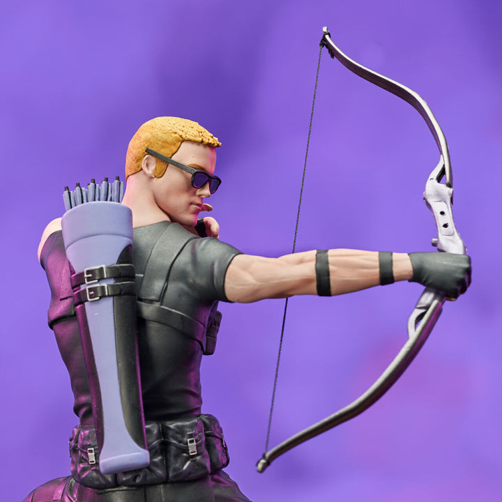 Marvel Diamond Select Comic Gallery PVC Statue Hawkeye with Pizza Dog, Infinity Collectables