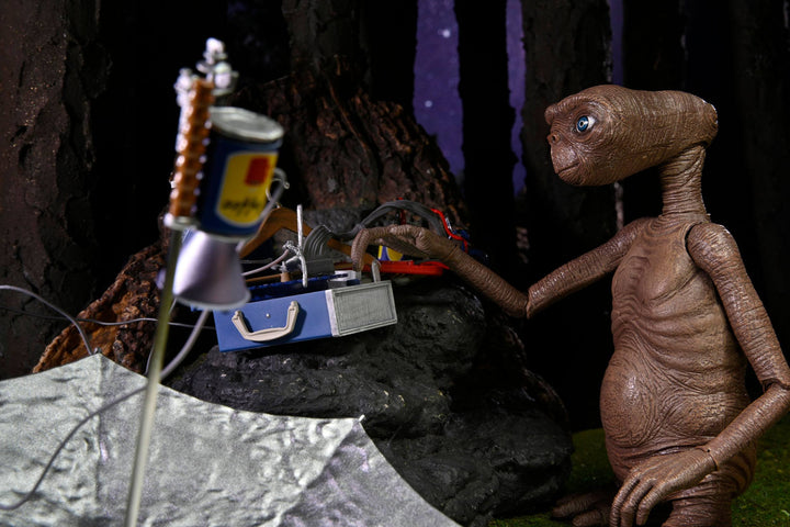 NECA E.T. The Extra-Terrestrial 40th Anniversary Deluxe Ultimate E.T. with LED Chest 7" Scale Action Figure