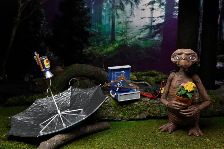 NECA E.T. The Extra-Terrestrial 40th Anniversary Deluxe Ultimate E.T. with LED Chest 7" Scale Action Figure