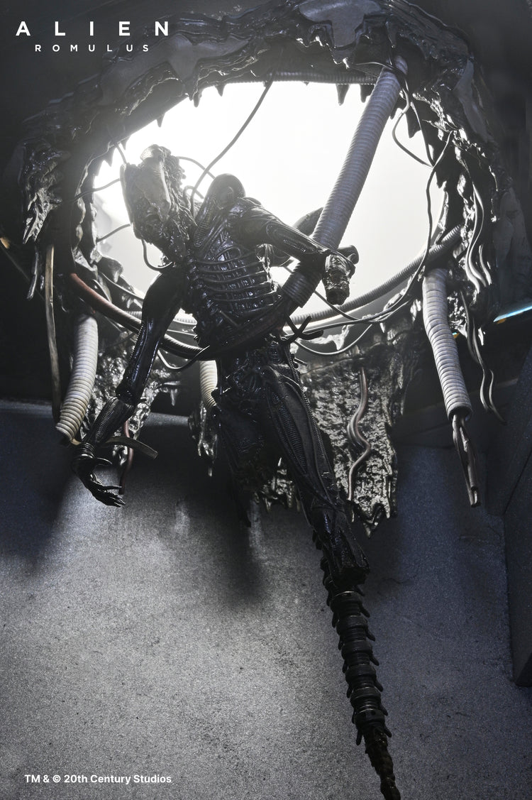 Alien: Romulus Suspended Lab Xenomorph XX121 Deluxe 7" Scale Action Figure (Pre-Order August 2025)