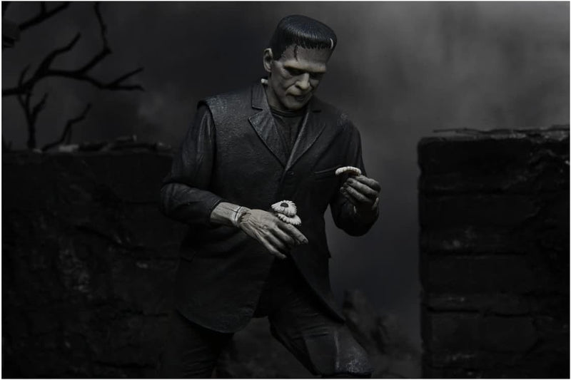 Universal Monsters (B/W) Frankenstein‚Äôs Monster Ultimate 7" Scale Action Figure (view 2)