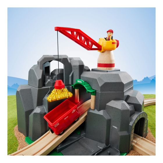 Brio Crane and Mountain Tunnel Toy Set