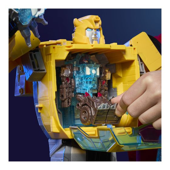 Transformers CYBERWORLD Energon Surge Bumblebee Power Spark