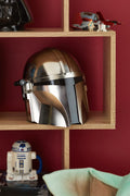 Star Wars The Black Series Mandalorian Electronic Helmet, close-up detail