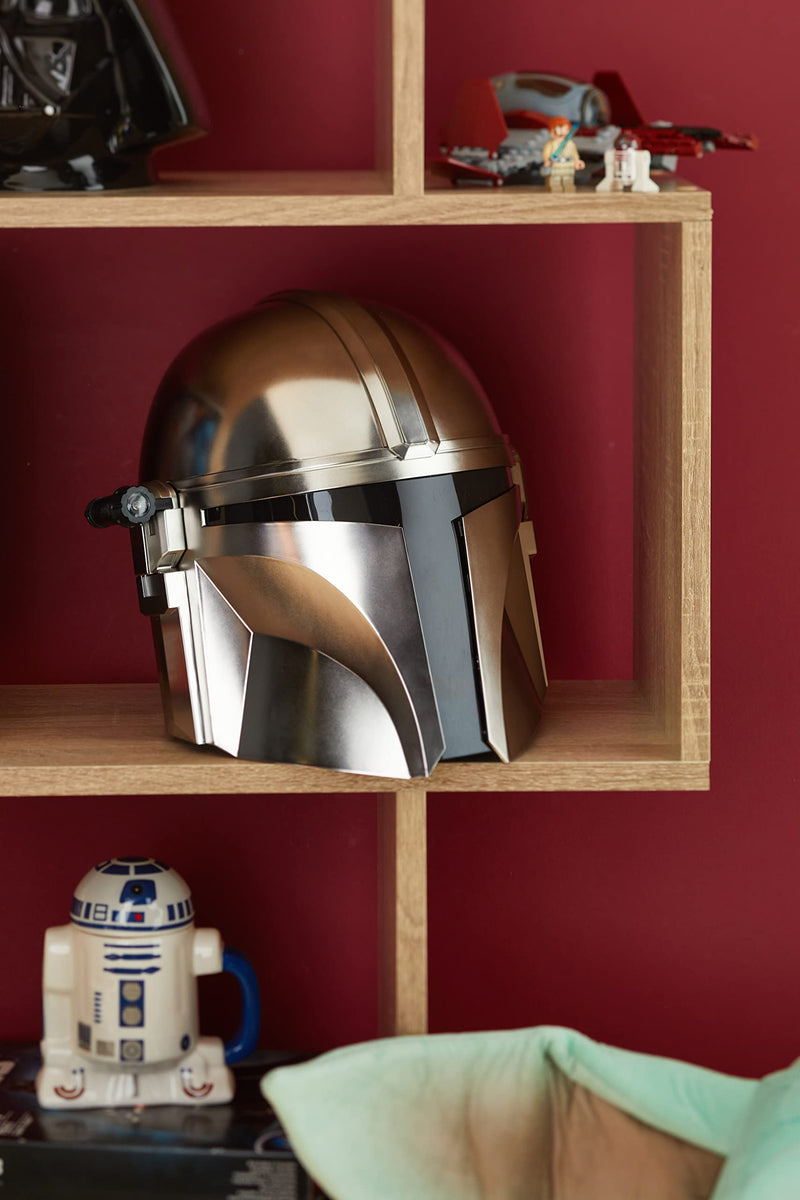 Star Wars The Black Series Mandalorian Electronic Helmet, close-up detail