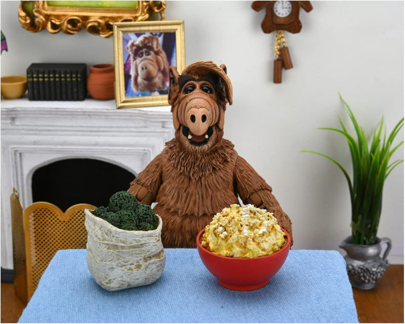 ALF (Alien Life Form) Ultimate 7" Scale Action Figure (view 2)