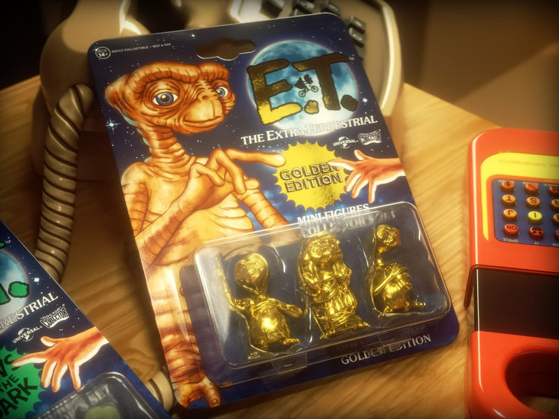Doctor Collector ET Golden Version Mini Figures, in display