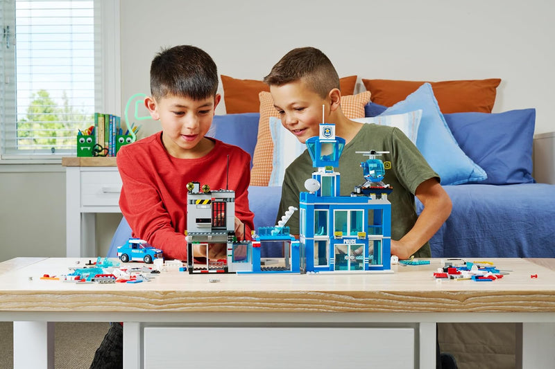 MAX City Police Headquarters 889 Piece Building Bricks Playset alternate view 2