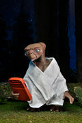 E.T. 40th Anniversary Classic E.T. Ultimate 7" Scale Action Figure (view 2)