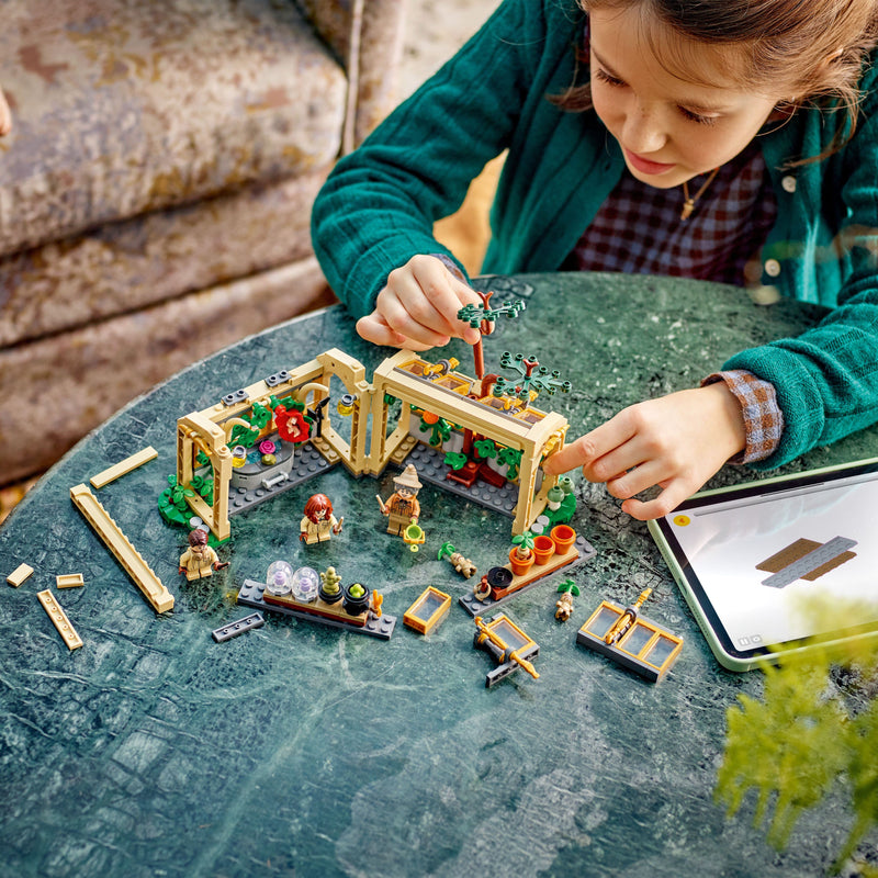 Lego Harry Potter 76445 Hogwarts Castle: Herbology Class for Ages 8+, close-up detail
