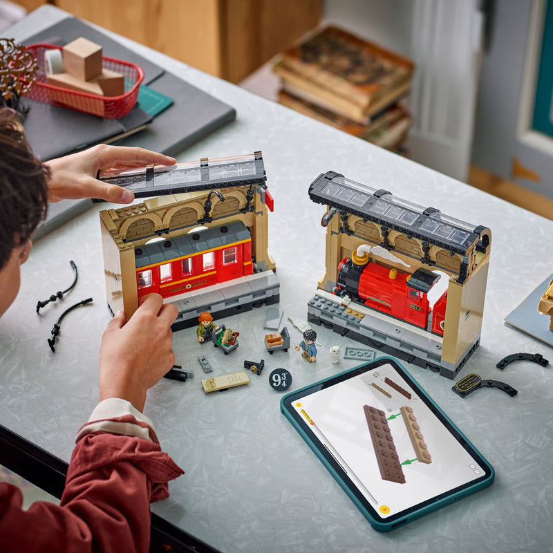 Lego Harry Potter 76450 Book Nook: Hogwarts Express for Ages 10 and Up, close-up detail