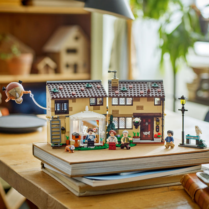 Lego Harry Potter 76451 Privet Drive: Aunt Marge's Visit for Ages 8+, side angle