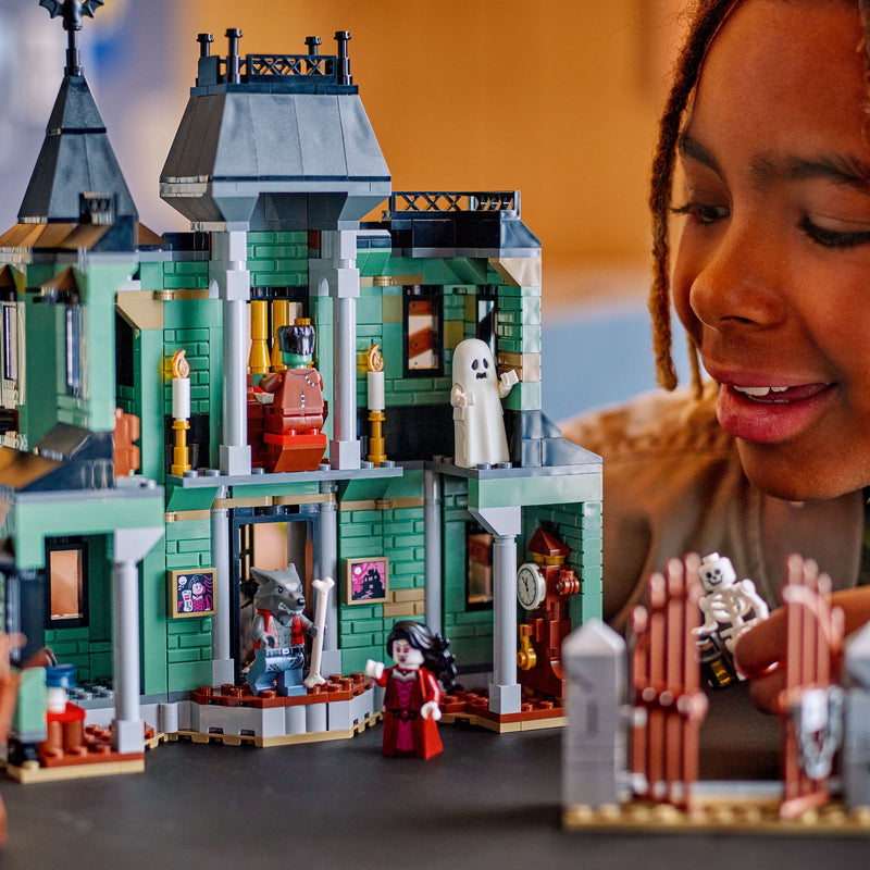Lego Creator 3 in 1 31167 Haunted Mansion Rebuildable Set for Ages 9+, in display