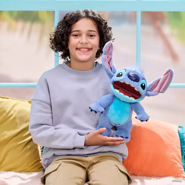 Disney Chatty Stitch Deluxe Puppetronic, close-up detail