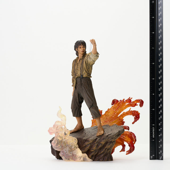 The Lord of the Rings Gallery Frodo Deluxe Figure Diorama