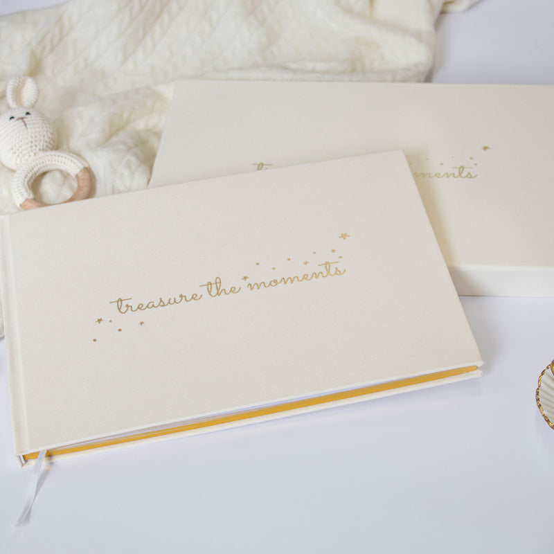 HELLO BABY GENDER NEUTRAL GIFT SET, close-up detail