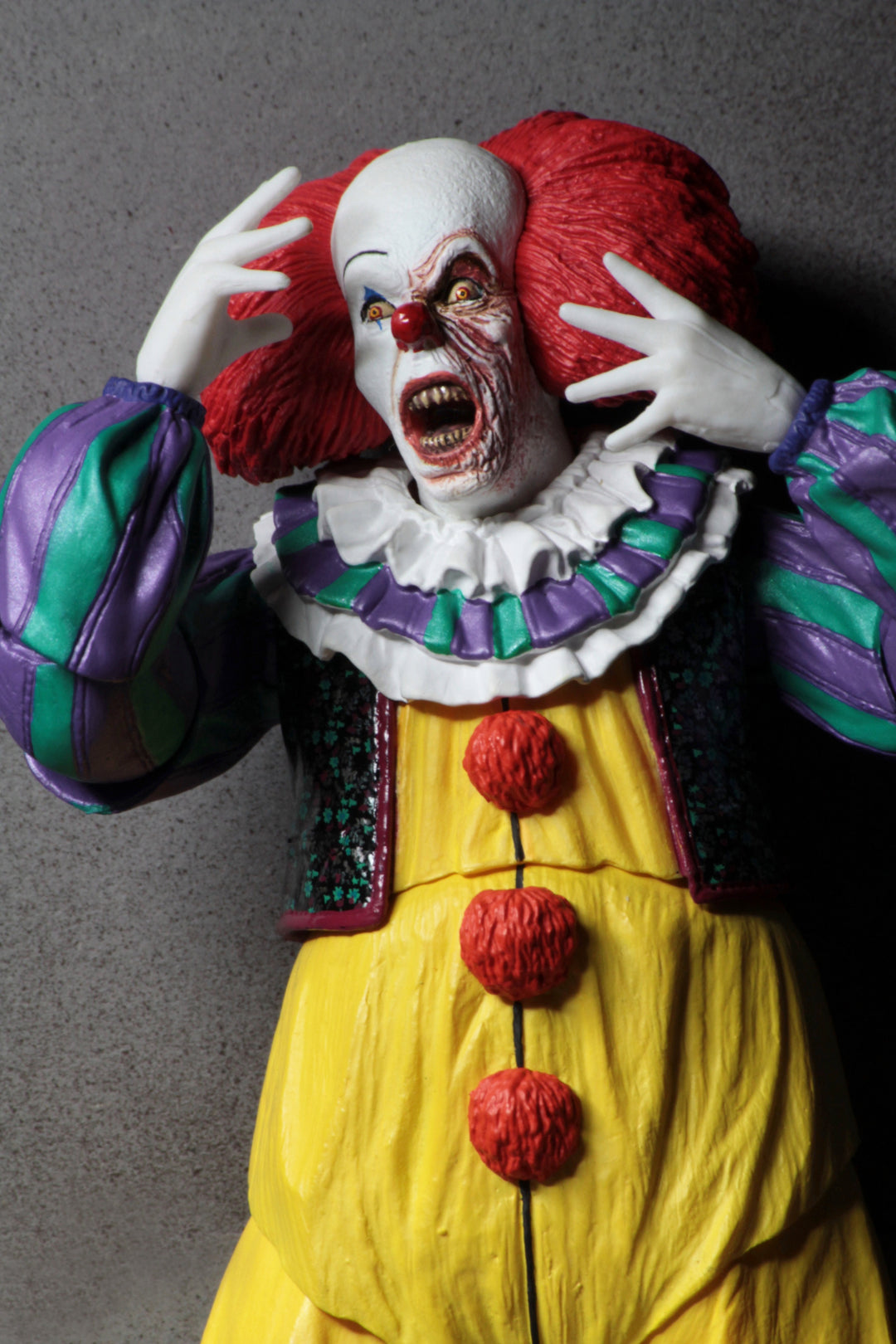 IT 1990 Ultimate Pennywise 7" Scale Action Figure