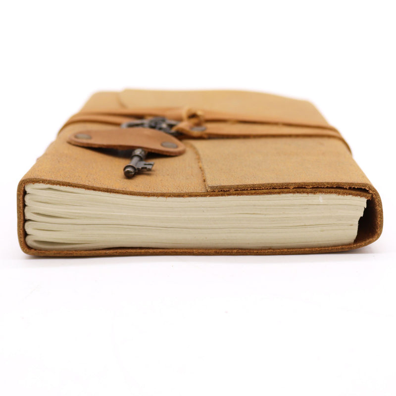Oiled Tan Leather & Key - 200 pages - 13x18cm, close-up detail
