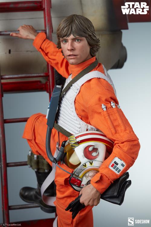 Sideshow Star Wars: A New Hope Premium Format Luke Skywalker & X-Wing: Red Five, Standing By Statue