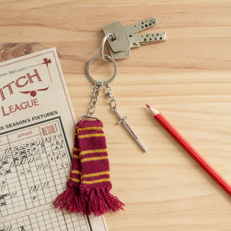 Gryffindor Scarf Harry Potter Wizarding World Keyring side angle