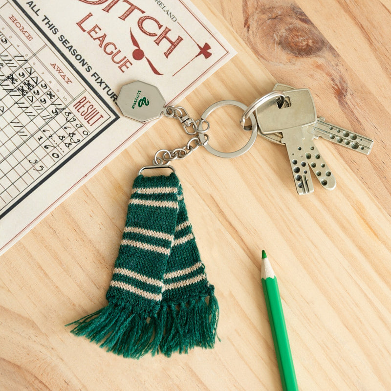 Harry Potter Slytherin Scarf Keyring side angle