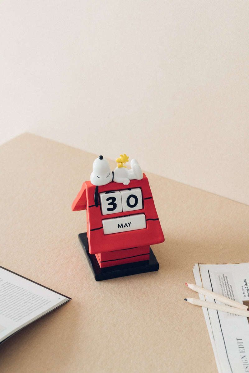 Snoopy Doghouse 3D Perpetual Calendar side angle