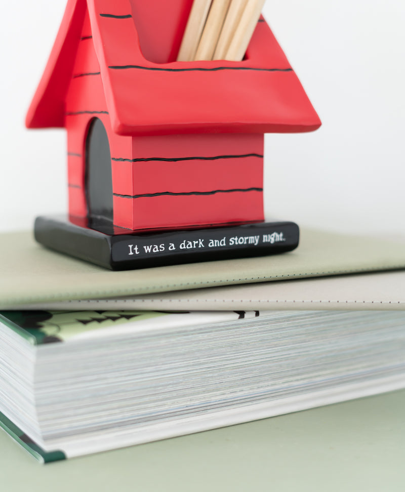 Snoopy Pen Holder Hand-Painted Resin Desk Tidy design detail