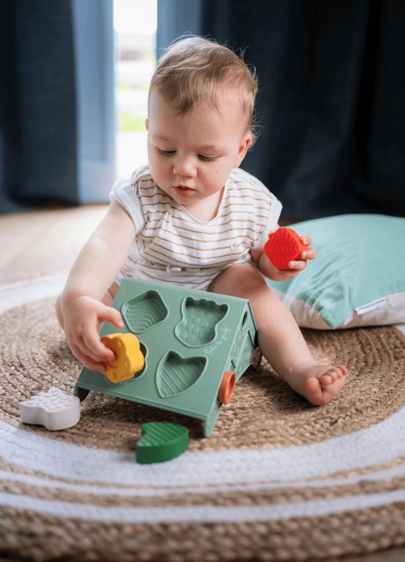 Sophie la girafe® – My First Toys to Handle, rear view