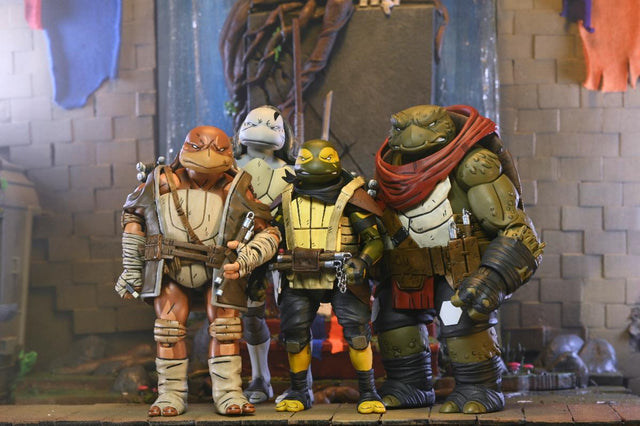 TMNT (Comic Book Series): Yi Re-Evolution Teenage Mutant Ninja Turtles NECA Ultimate 7 Scale Action Figure, in display