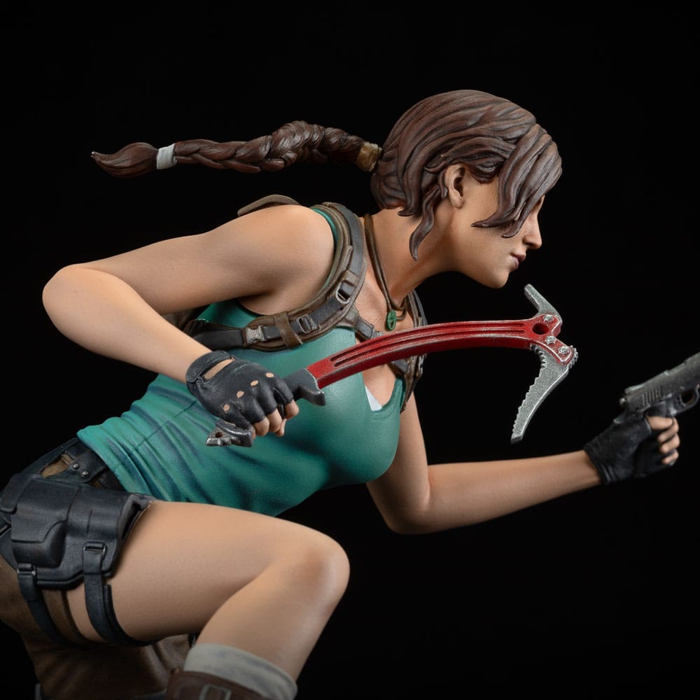 Tomb Raider Lara Croft Statue