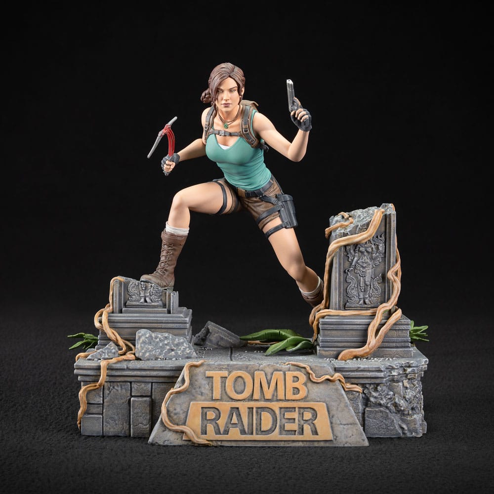 Tomb Raider Lara Croft Statue