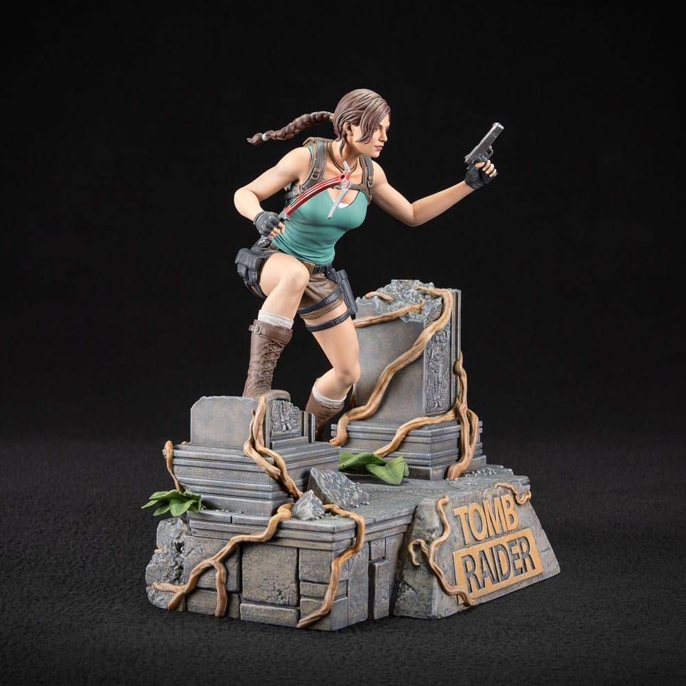 Tomb Raider Lara Croft Statue