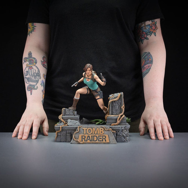 Tomb Raider Lara Croft Statue