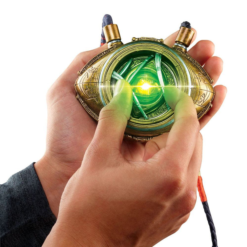 Marvel Legends Doctor Strange Eye of Agamotto, close-up detail