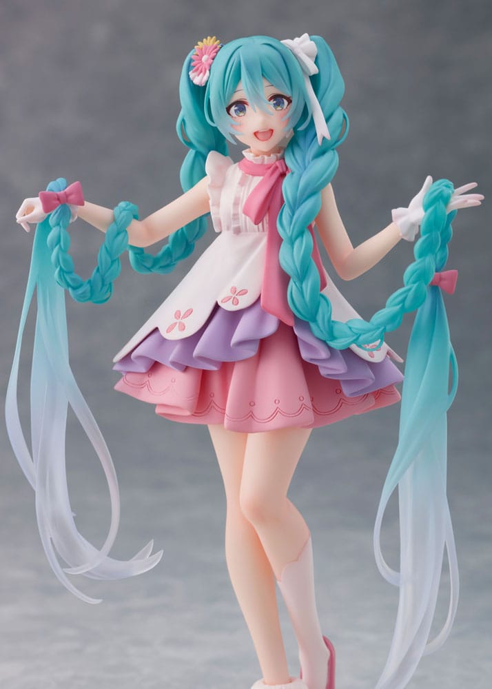 Vocaloid Hatsune Miku (Rapunzel) Wonderland Figure